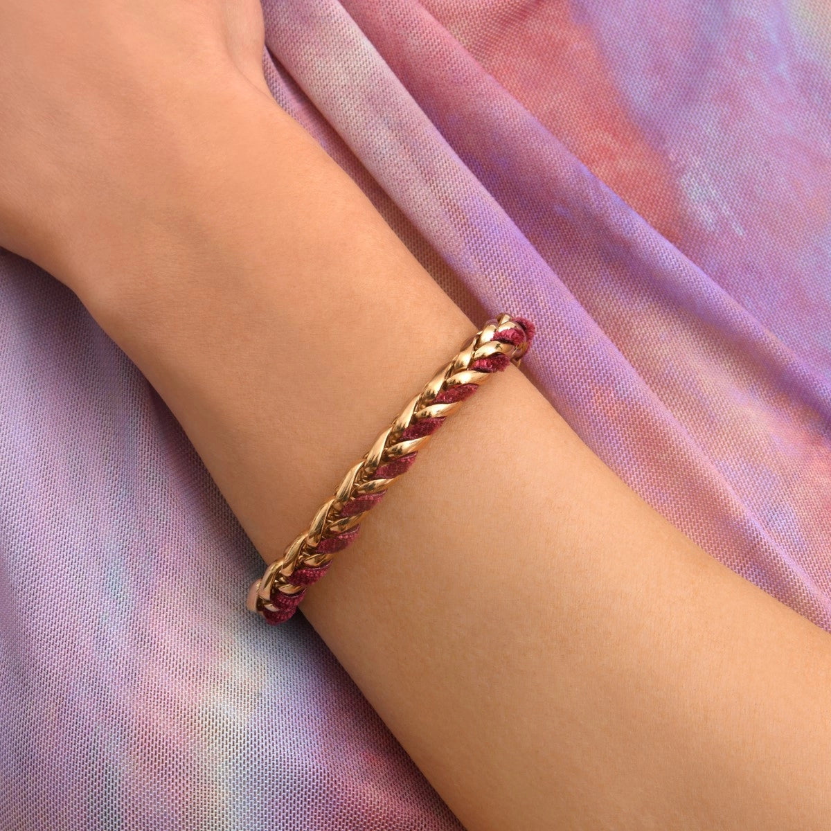 Glamorous red velvet and gold-plated metal adjustable chain bracelet